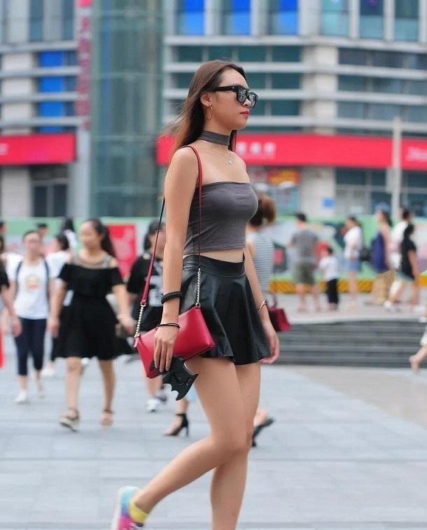  美女：抹胸短裙美女，性感身材回头率极高