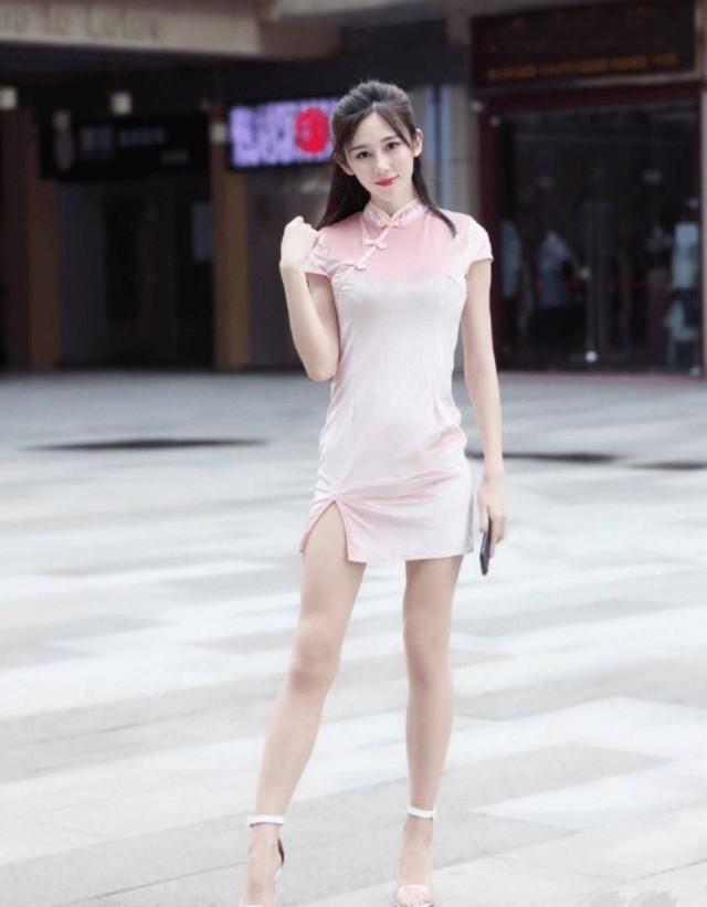  「减龄」粉粉嫩嫩的旗袍, 不仅时尚好看, 而且还非常减龄。