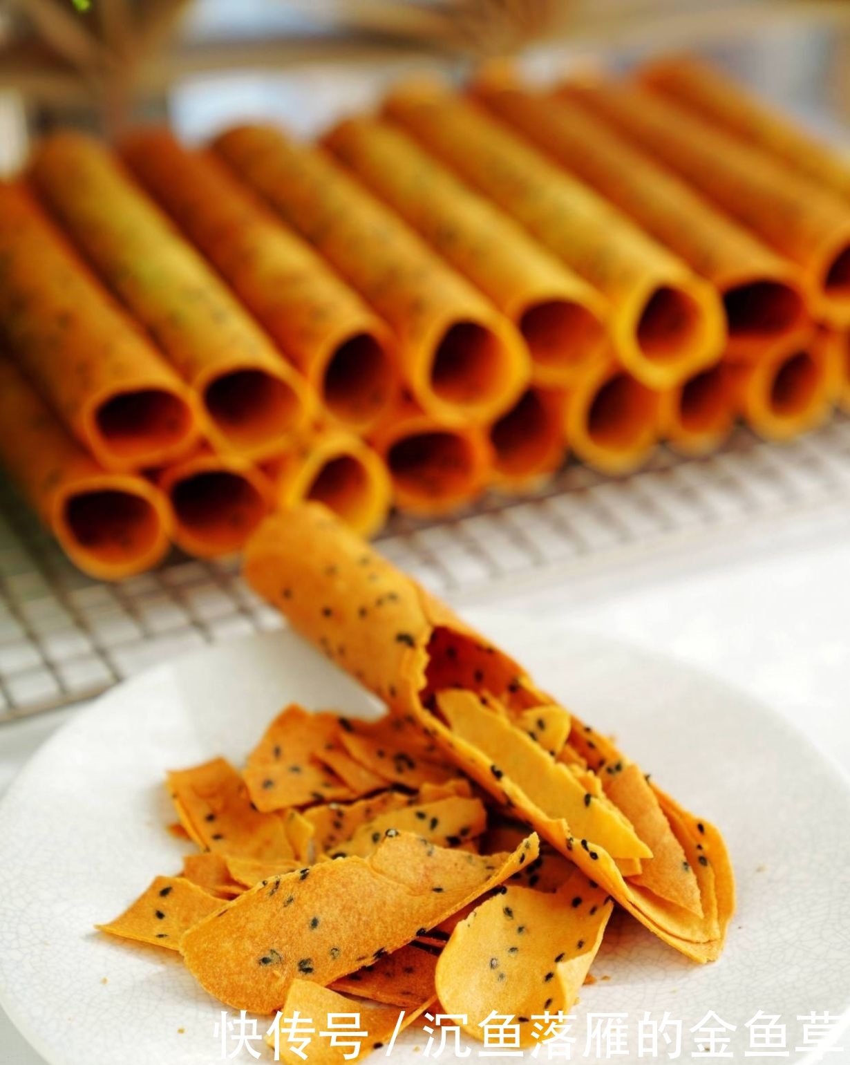  『家里』想吃蛋卷不用买，家里有鸡蛋面粉和白糖就能做，酥脆的一咬就掉渣