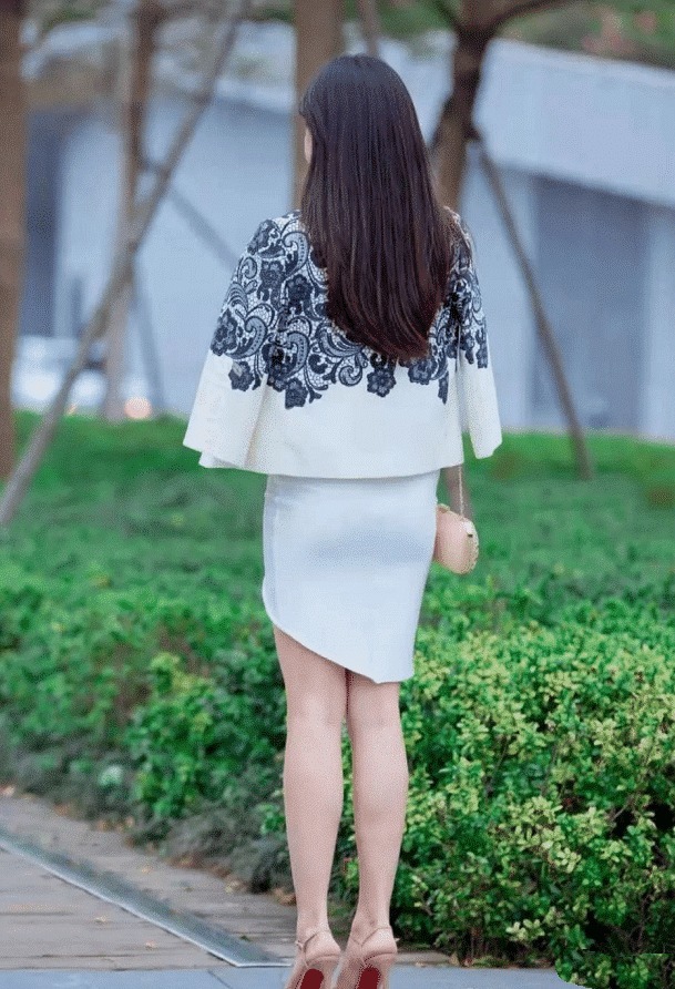  『剪成』街拍：真佩服阿姨的胆子，把短裙剪成这样，还敢穿出门去逛街？