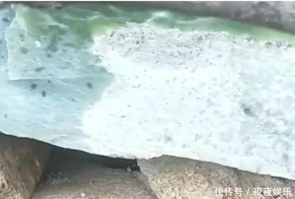 农村人用一大块玉石垒院子, 是有钱还是不知道