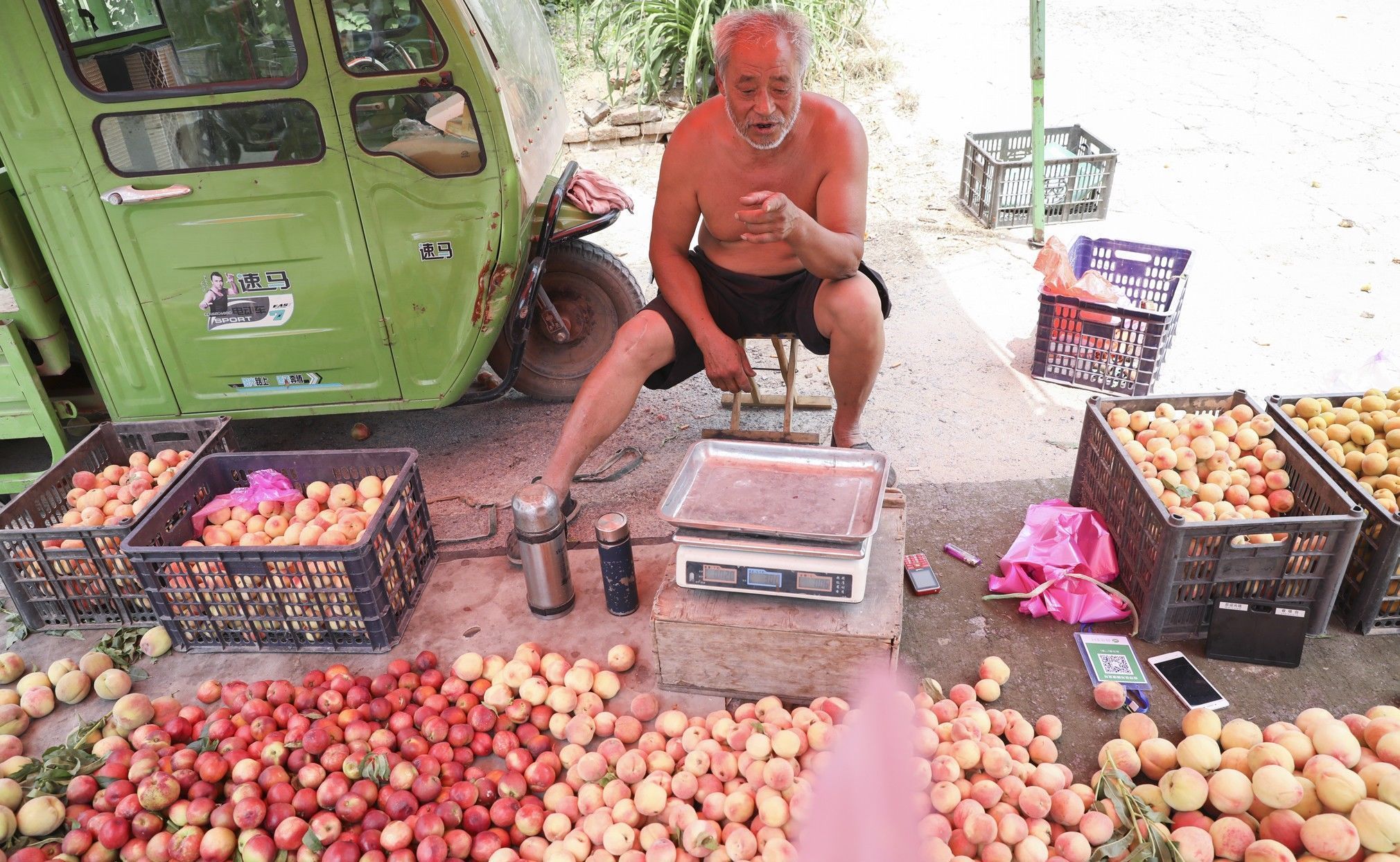 37度高温，70岁农村老人汗流浃背，农村大集一元二斤卖不掉