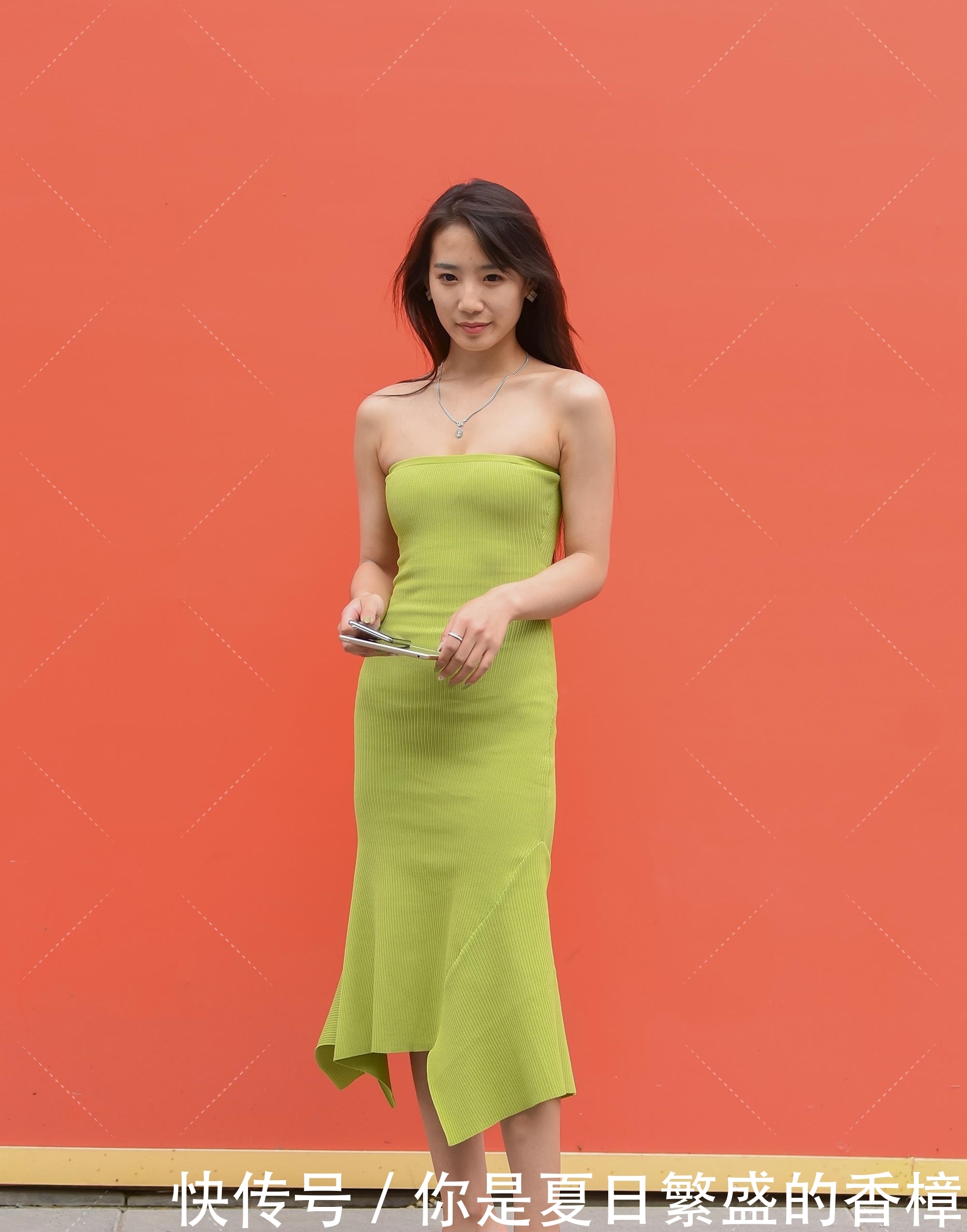  「听说」绿色连衣裙彰显简约风时尚，搭配一字肩设计，听说女孩子逛街都这么穿