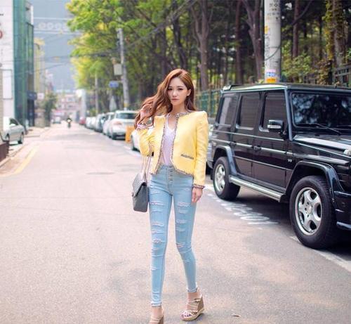 街拍：貌若天仙的牛仔裤小姐姐，释放靓丽清新的优雅女人味儿！