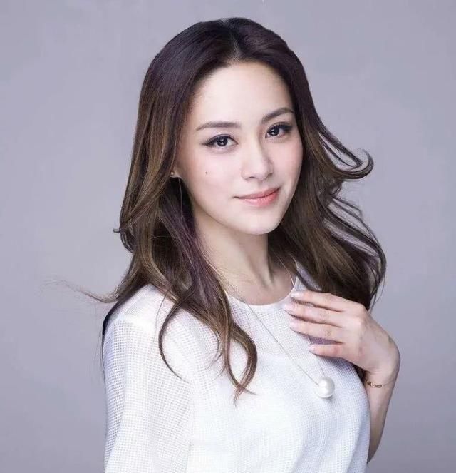  「脸上」阿娇真不会老？白长裙搭配黑运动鞋，皮肤白皙脸上毫无瑕疵