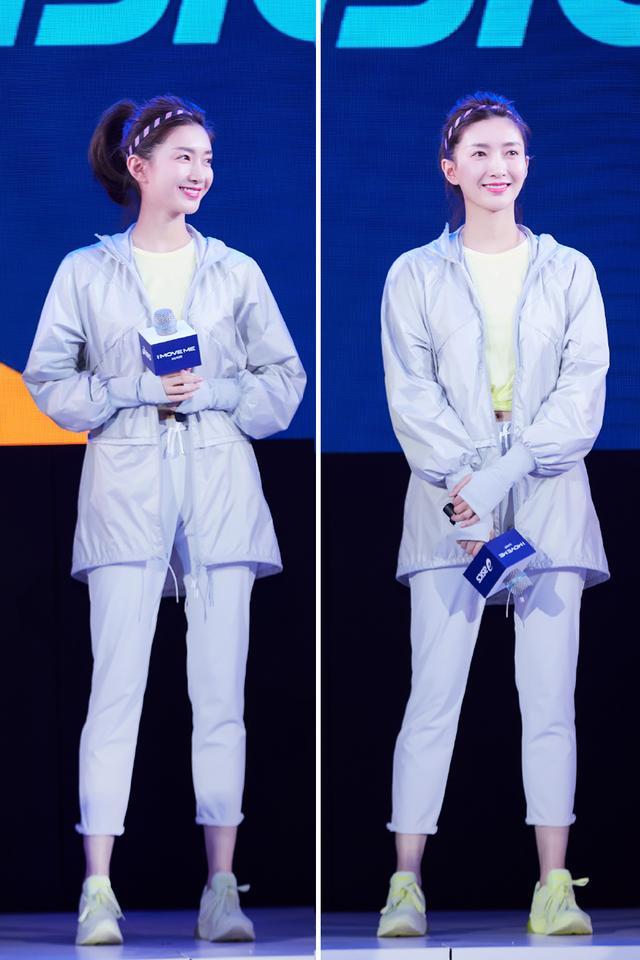 江疏影黑色look现身机场，修身打底裤尽显大长腿，这腿能看一整年