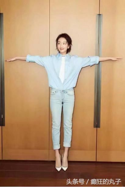 周冬雨身穿紫色长裙再现“飞机场”，网友：没看点就不要穿了