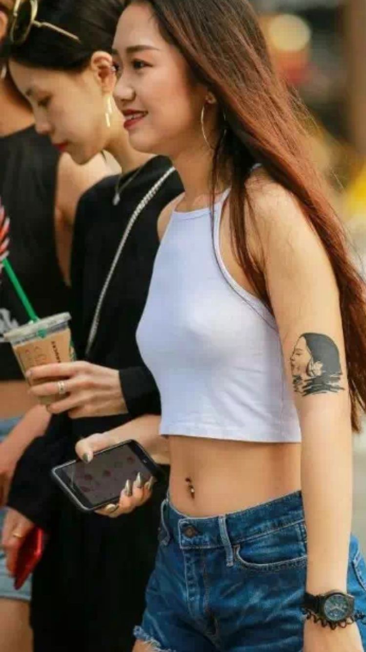 性感街拍丨美女这样的身材和颜值，一定不缺朋友吧!