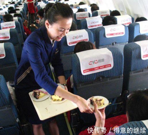  [空姐]为什么在飞机上，空姐会一直过来送吃的其中的猫腻你可能