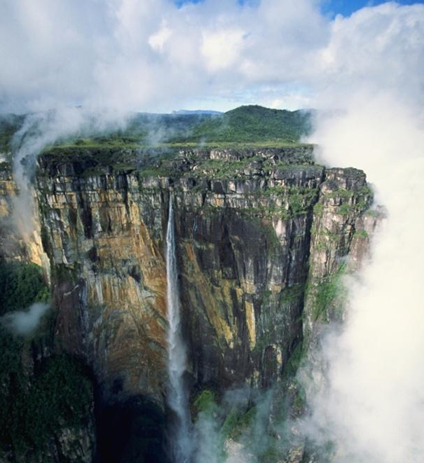 世界上最奇特的平原，四周是悬崖峭壁，《极盗者》在此取景