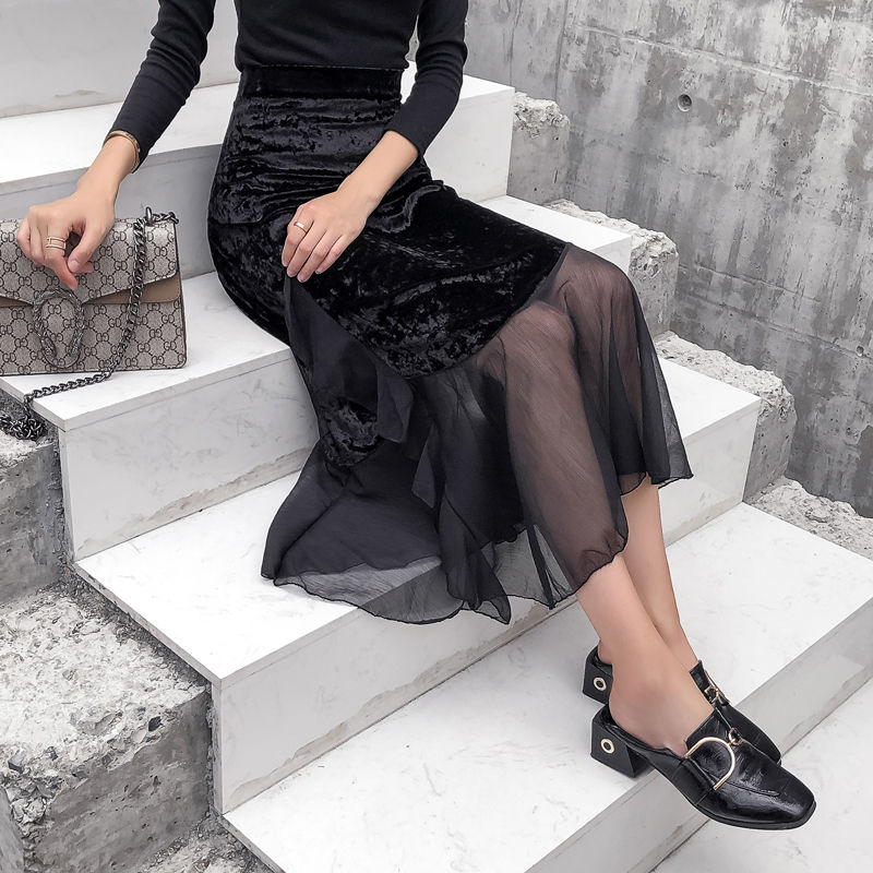 优雅俏皮的半身裙搭配短靴，尽显气质名媛范，想不美都难