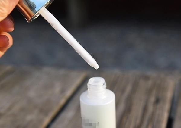  那麼：抗皱精华液那麼贵，别用不对方式 ！3个关键点留意好，消化吸收十分奢侈浪费