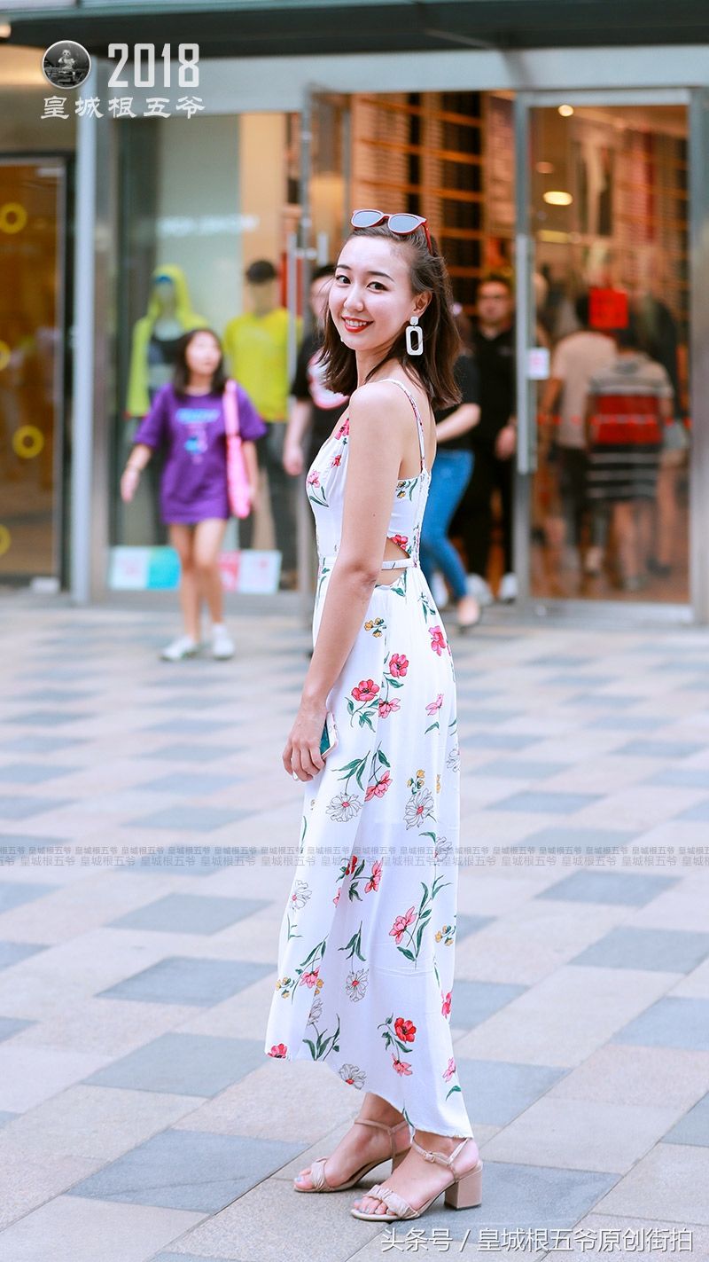 街拍:仲夏时节这样打扮既可爱又有小女人味