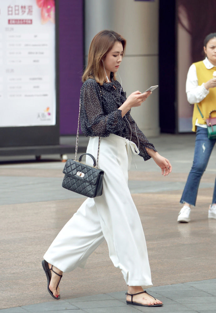 街拍路人，夏天再炎热也挡不住美女们追赶时尚潮流的脚步