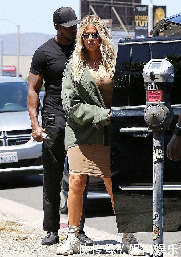 卡戴珊和大姐衣服差距太大！一个像夏天一个像冬天