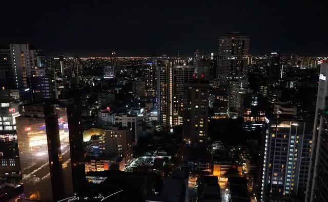 泰国曼谷被誉为“东南亚第二城”，看看夜景相当于中国几线城市？
