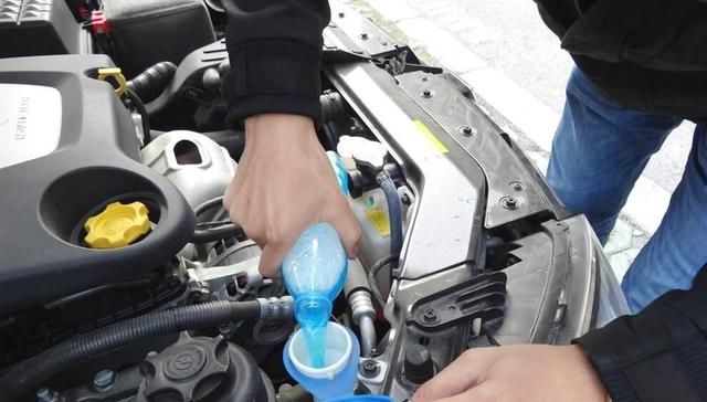  【更换】寒冬到来，两种汽车玻璃水不要买更不要用，新手司机最