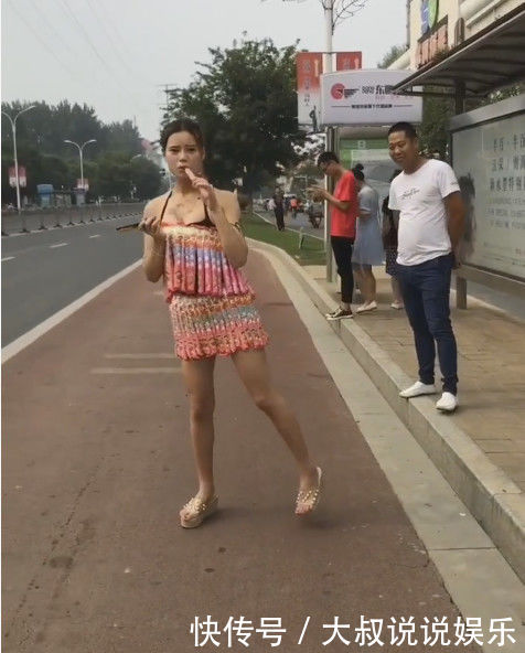 美女身穿冰棒衣在公交站等车，最时尚的防暑神器