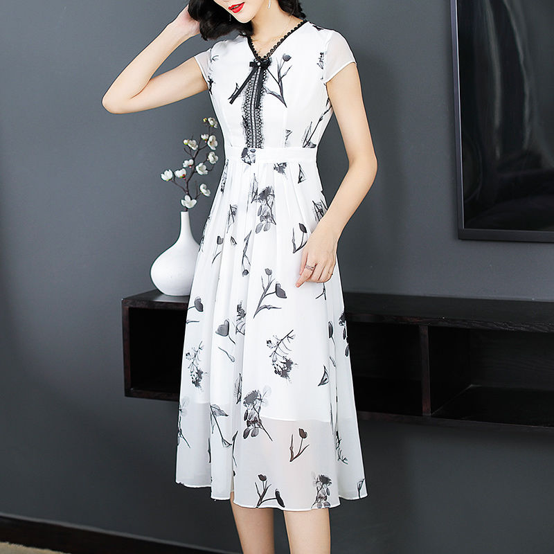 70后女人，美的令人惊艳，只因穿这”欧货裙”，显肤白显美嫩