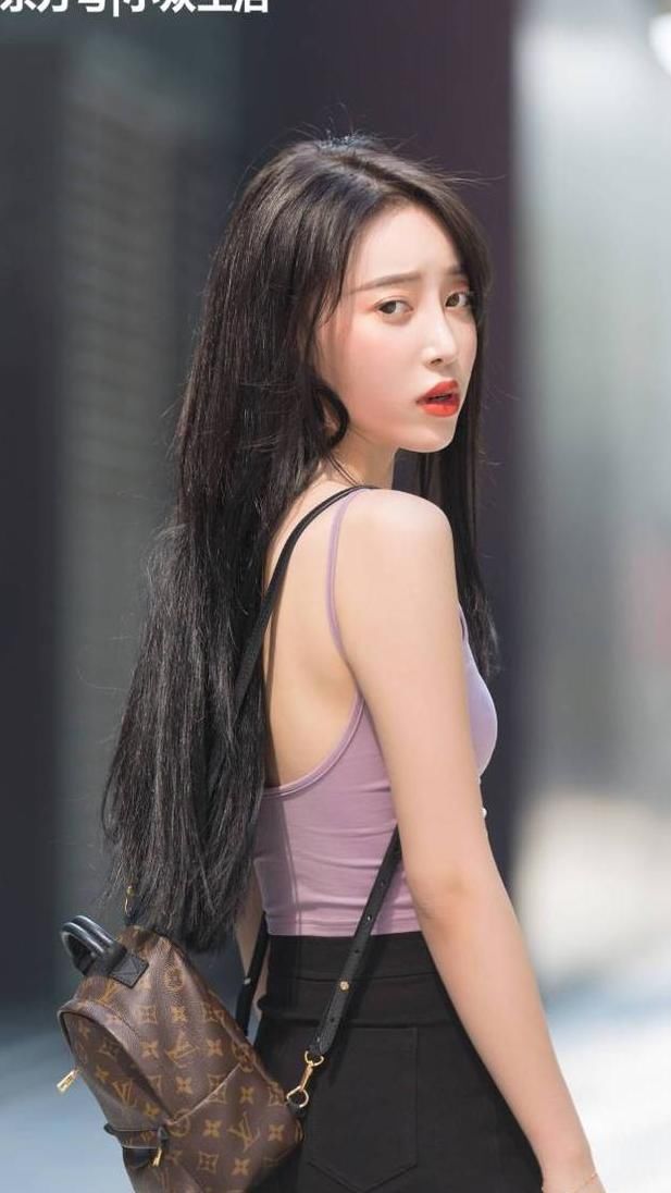 街拍：紧身的包臀裙行走间动感十足,小姐姐穿出女人的风情!