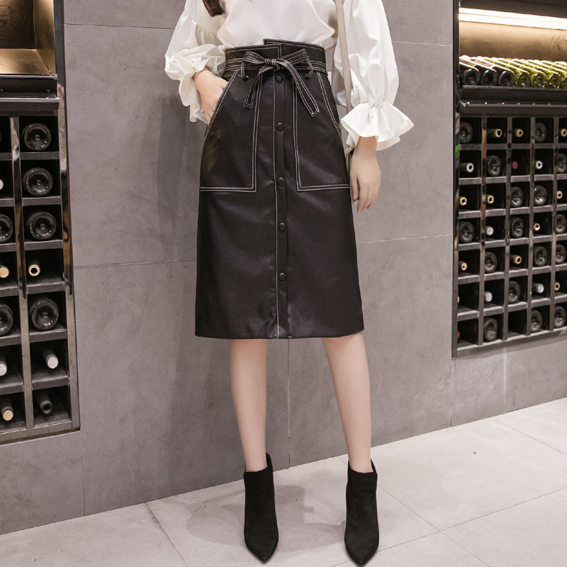 优雅俏皮的半身裙搭配短靴，尽显气质名媛范，想不美都难