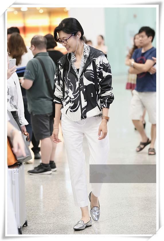 当50岁周涛扎上麻花辫，网友直呼：嫩炸天！这气质不是董卿能比的