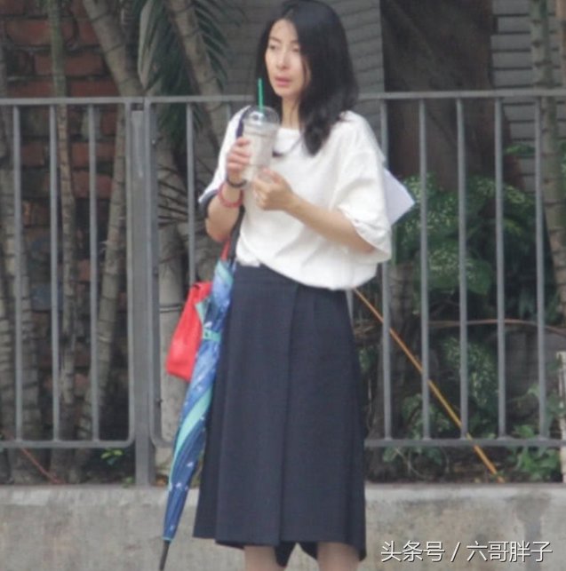 郭晶晶身边没保镖也没保姆 素颜独自逛街接地气，你们喜欢吗?