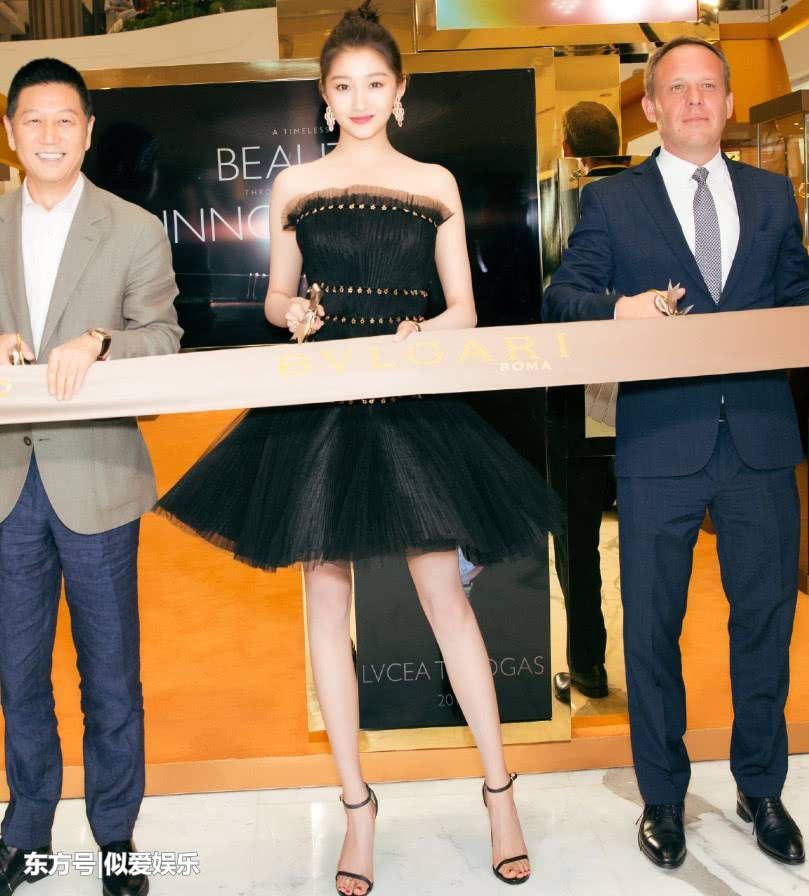 关晓彤被裹成“稻草人”，为美脚踩“避雷针”，比外国男人还高!