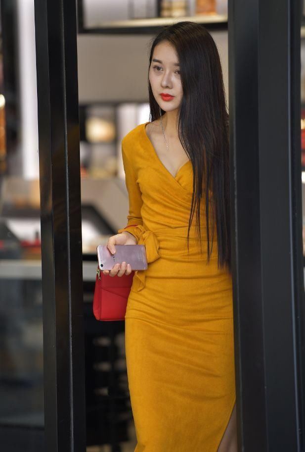 蝴蝶街拍:厦门的街头堪称极品美女，两位身材丰满，又性感漂亮