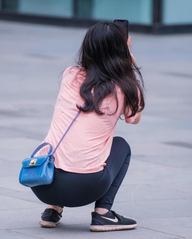 街拍美女：气质小阿姨穿着运动紧身裤喜欢拍照，无拘无束玩的很嗨