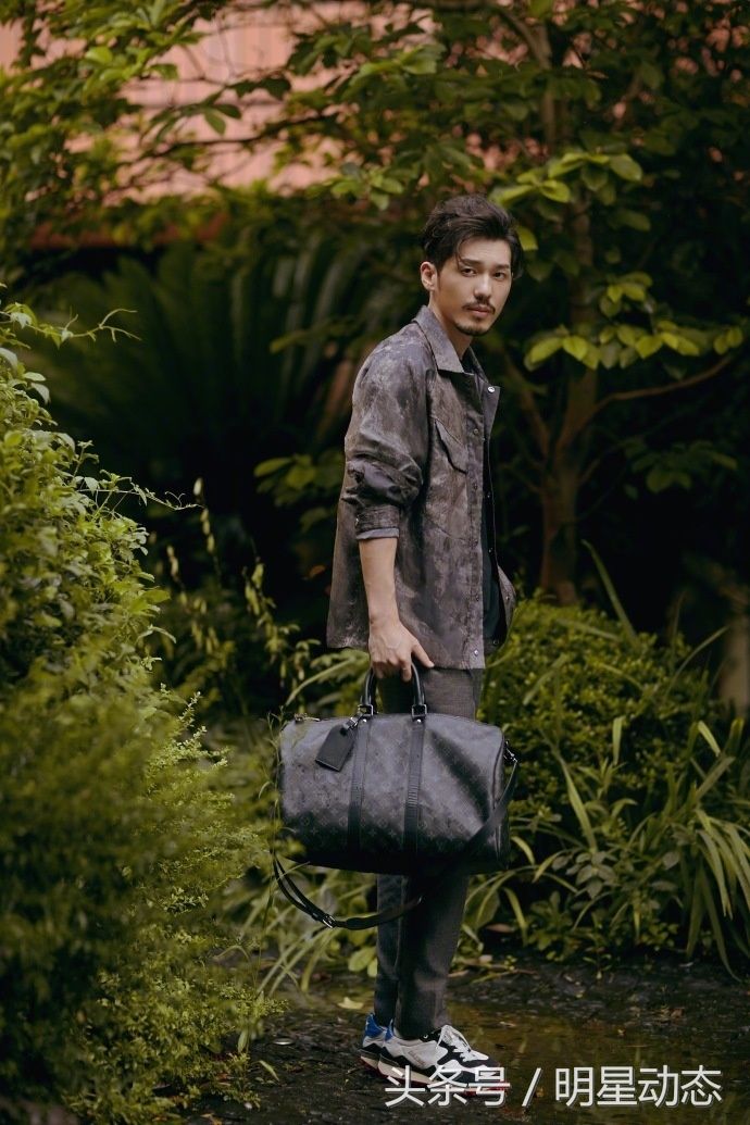 白宇时尚又帅气，霸道总裁范儿十足!