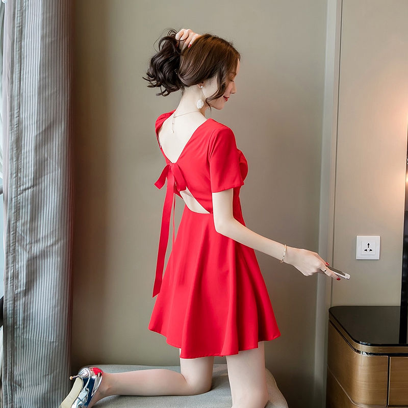 看到没?今夏最流行的“漏背裙”多迷人，柔嫩衬白美的令人心酥酥