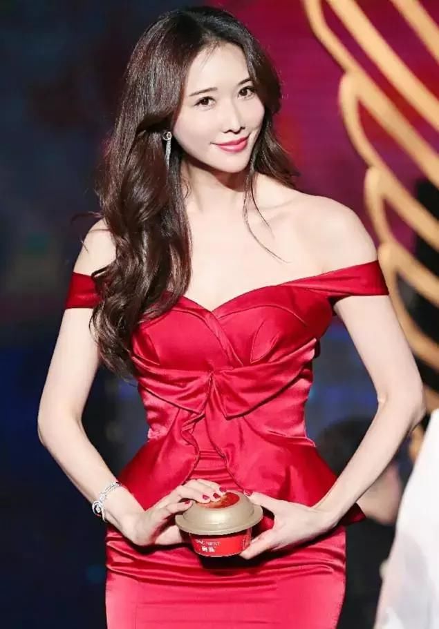 43岁林志玲真敢穿，丝袜破成这样观众看了都尴尬！