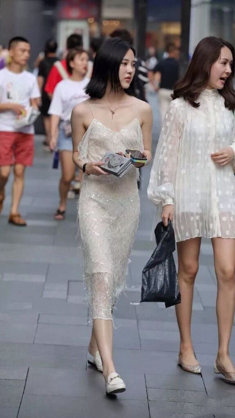 性感街拍丨外翻短发美女穿薄纱吊带裙,有亮点不止一处
