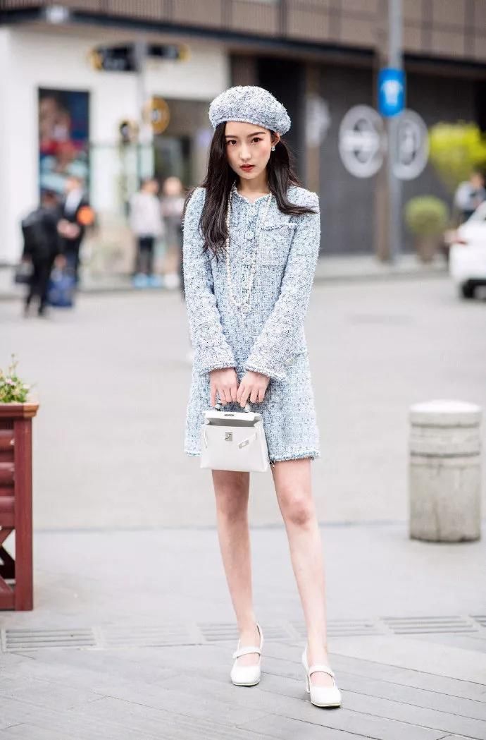 红色■搭配红色高跟鞋，特别显身材，纯白色的吊带紧身裙