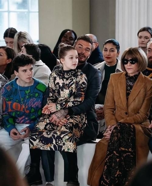 时装周：贝克汉姆携儿女亮相时装周，8岁小七穿印花裙，坐爸腿上成团宠
