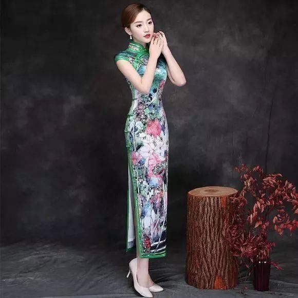 想像孔雀一样高贵优雅？绿色花旗袍美丽动人！