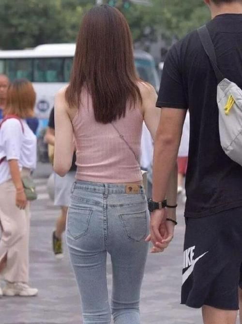 「气质」美女时尚街拍：眉清目秀的美女，一条白色的连衣裙，优雅女神气质范