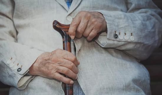 如不交社保, 每月存1500元连存15年, 够养老吗?