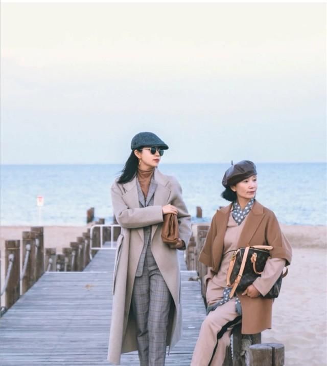  『穿法』奔四奔五女人,少穿卫衣打底裤,学学下面潮人的穿法,时髦又高级