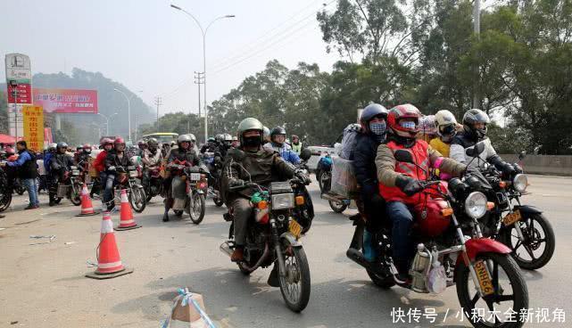  #还要#明明有火车, 农民工为啥还要骑摩托车回家过年 老农说出了