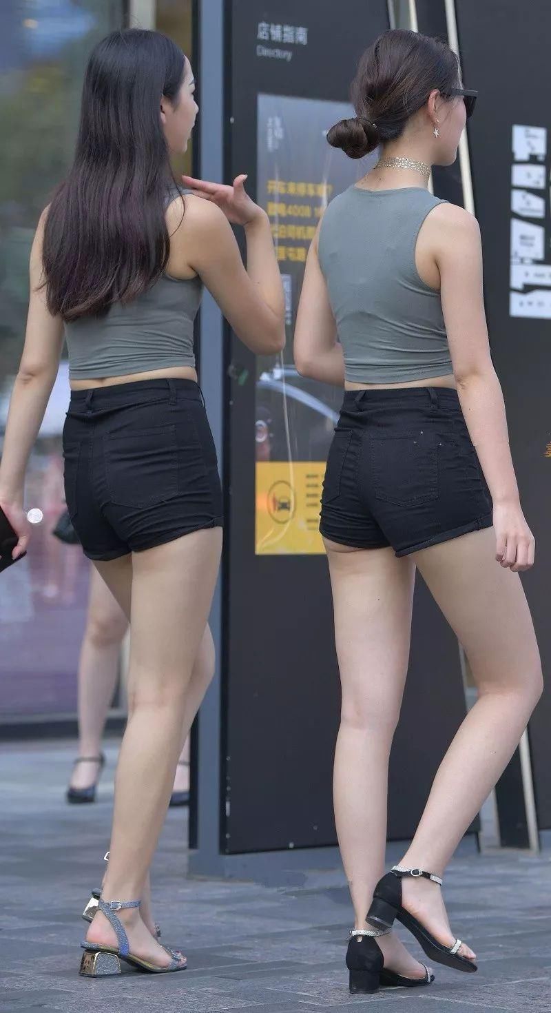 灰色背心搭配黑色短裤，商场模特引爆全场