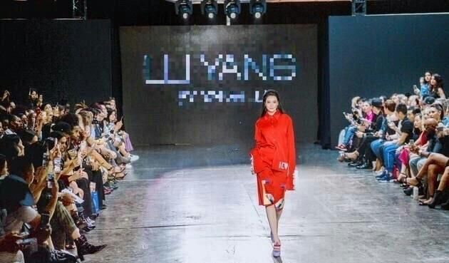 拳王邹市明娇妻冉莹颖时装周压轴走秀，T台上自信霸气堪比超模!