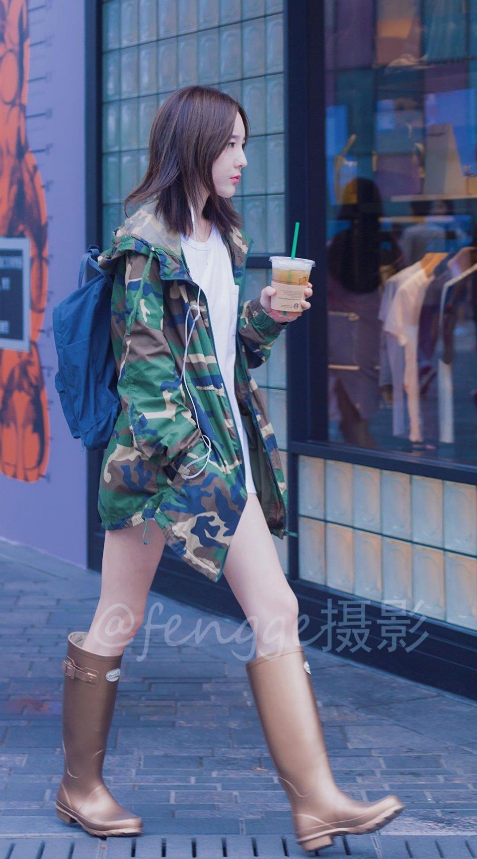 雨停了，女孩穿着时尚雨靴来了，不能趟水了，她心里一定极其失望