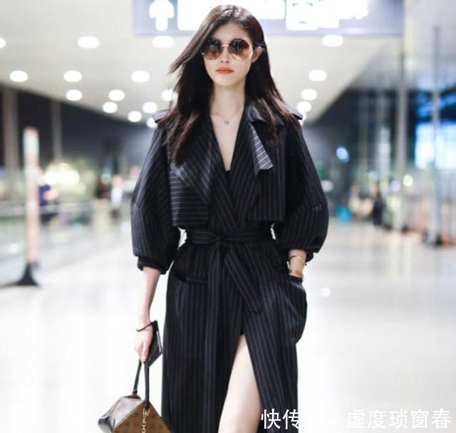 何穗穿条纹风衣,开叉设计超吸睛,网友白得以为