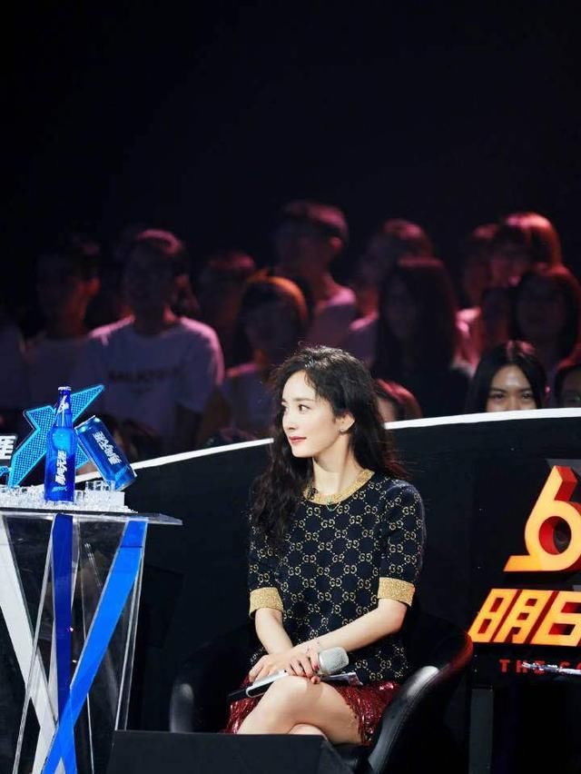 看了杨幂的腿，再看看王鸥的腿，网友：刘恺威真是好福气啊！