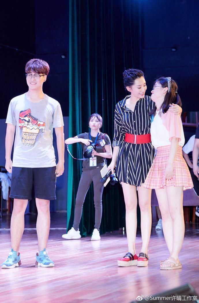 许晴硬是把“显胖裤”穿成了“显瘦裤”，不得不服她这小细腿!