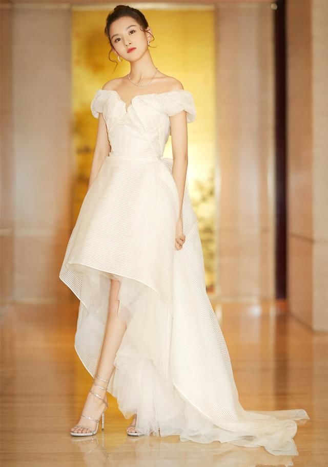 宋祖儿穿短裙现身，暴露一双纤细美腿，网友：小哪吒长大了！