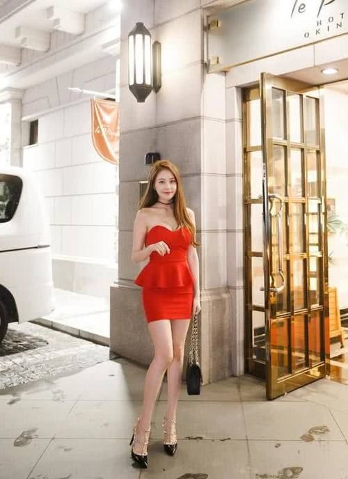 裹胸包臀裙：艳丽色彩衬托女性，肤白貌美光彩照人，让人眼前一亮