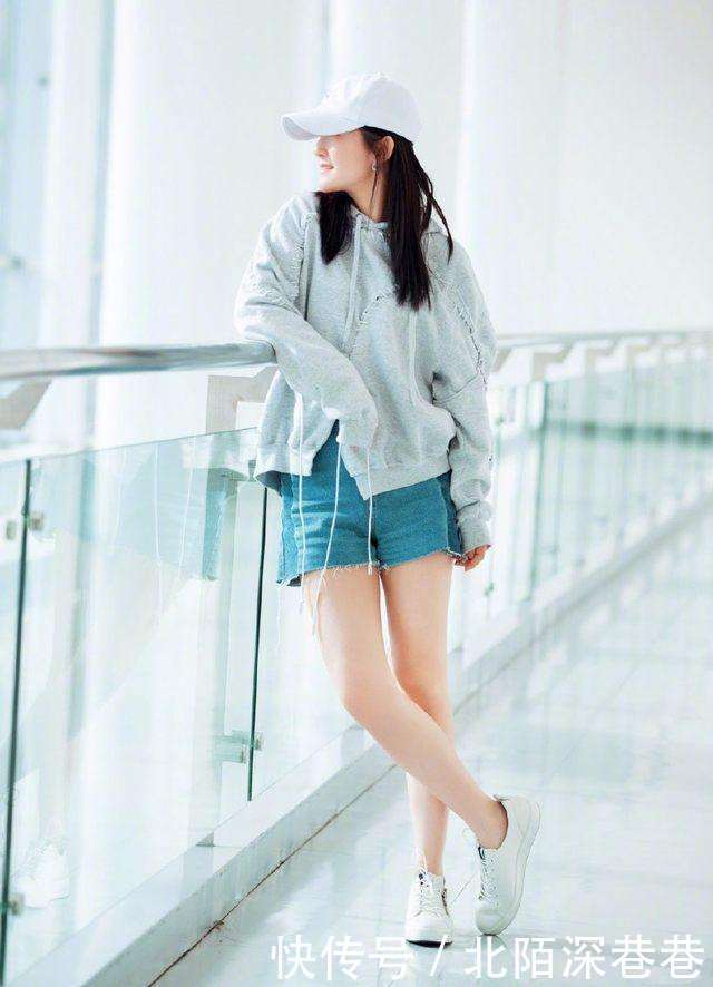 她穿15元鞋录了3年快本被嘲廉价, 现如今百万捐款却没人在意!